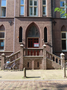 851058 Gezicht op de ingangspartij van het voormalige kloostergebouw Deken Roesstraat 13 te Utrecht. Tot in 2018 was in ...